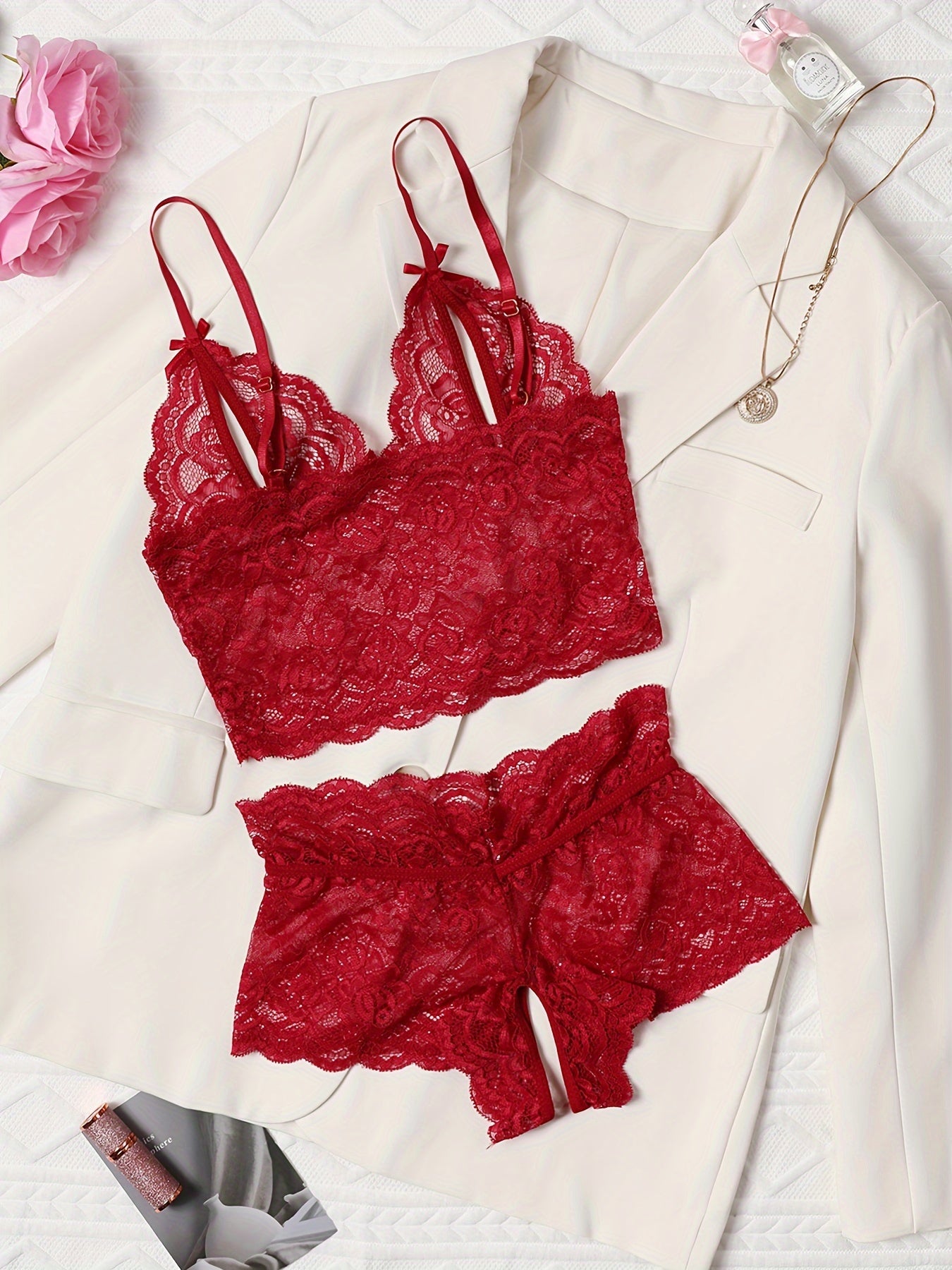 Po'lat halqalarsiz, ayollar uchun bo'sh dizayni va qorin qismisiz ichki kiyim bilan to'ldirilgan dantel tikuvli brassu va ichki kiyim to'plami.