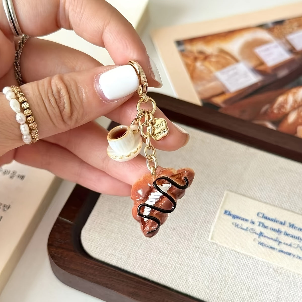 Llavero de croissant de dibujos animados, monedero de resina, adorno para mujer y niña, regalo de Navidad