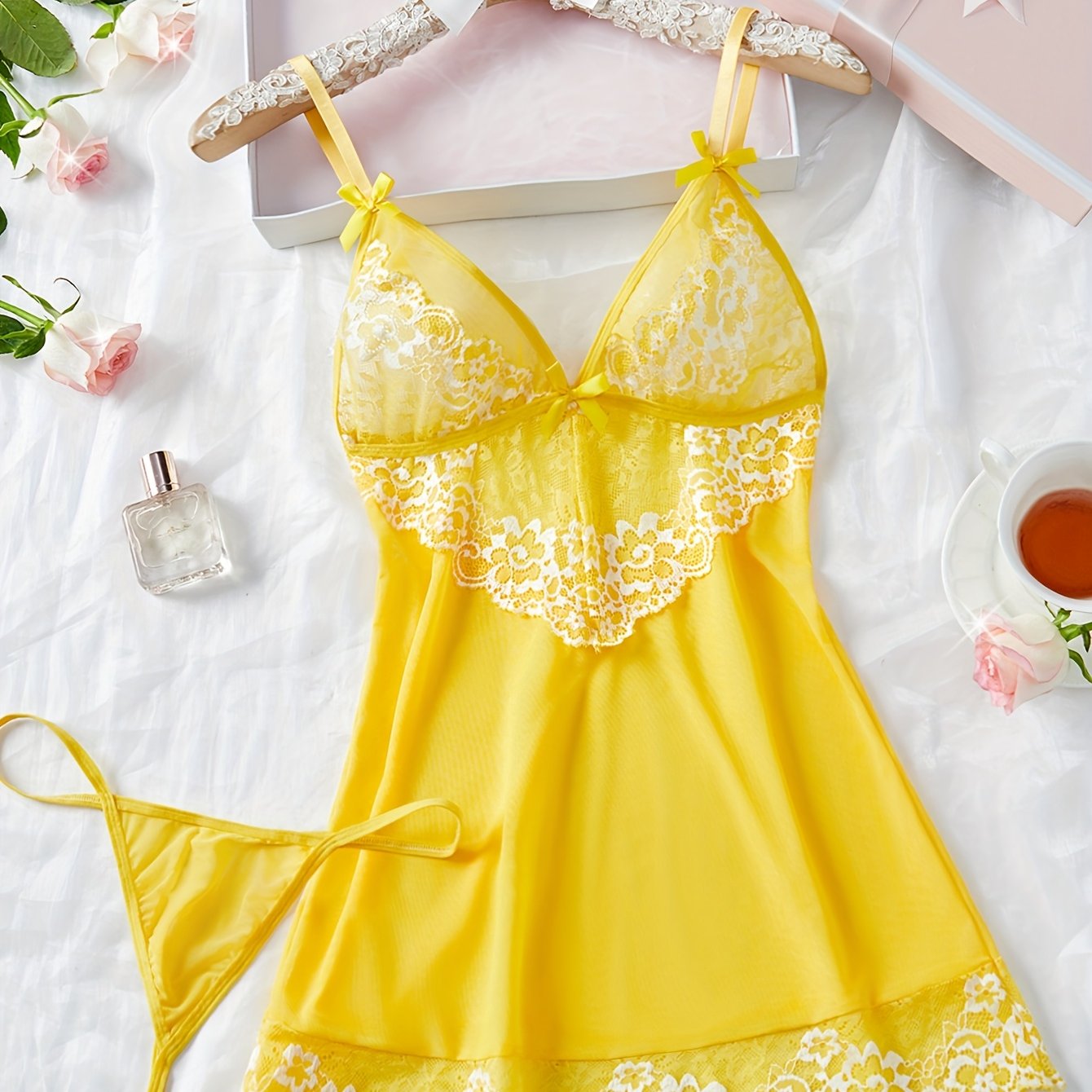 Yangi jozibali pijama to'plami, dantel patchwork, V-shakl, ochiq orqa va thong ichki kiyim.