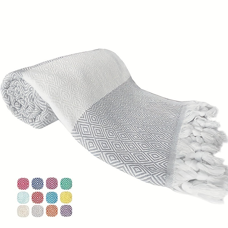 1 dona turk plyaj sochiq, jakardli romb dizayni bilan, tez quriydigan va qumga yopishmaydigan, o'lchami 71" x 39" (100 sm x 180 sm) plyaj va hammomda foydalanish uchun.