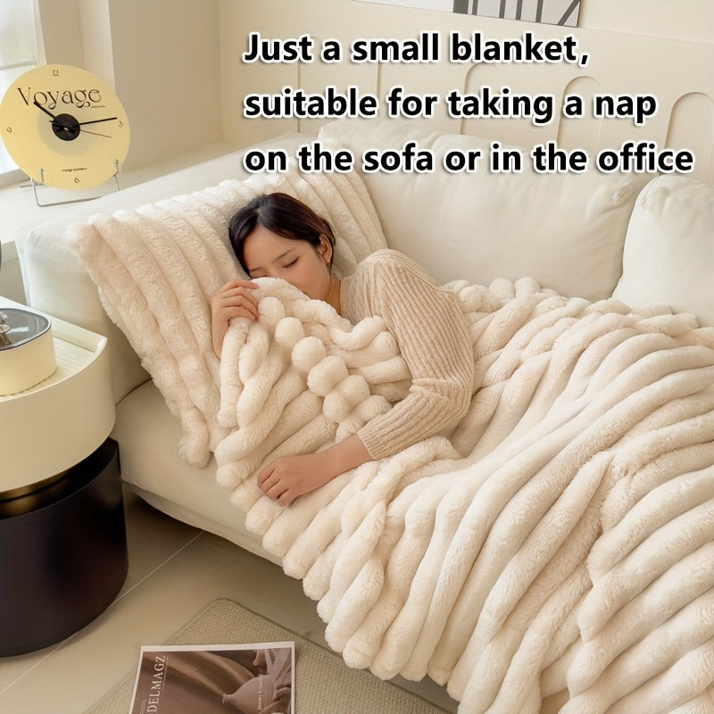 Уютное современное полосатое плюшевое одеяло, изготовленное из утолщённой полиэстеровой трикотажной ткани, идеально подходит для всех сезонов. Может использоваться как покрывало, одеяло для дневного сна или даже как одеяло для питомца. Вес 250-300 г/м².