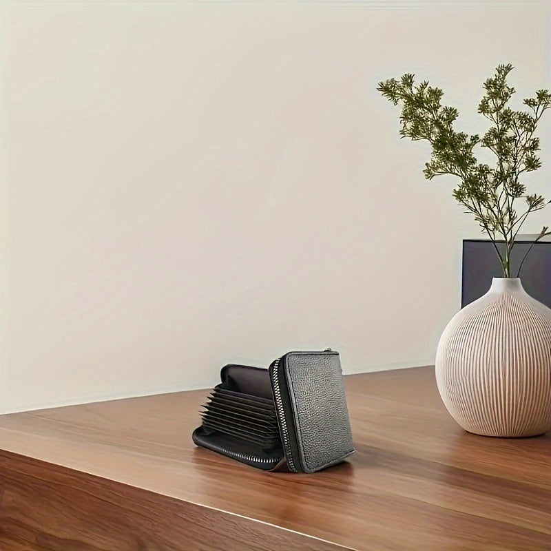 Erkaklar uchun zamonaviy qora sun'iy charm hamyon, xavfsiz zipli tangalar cho'ntagi va shaffof karta bo'limlari bilan. Har kuni foydalanish uchun mukammal.