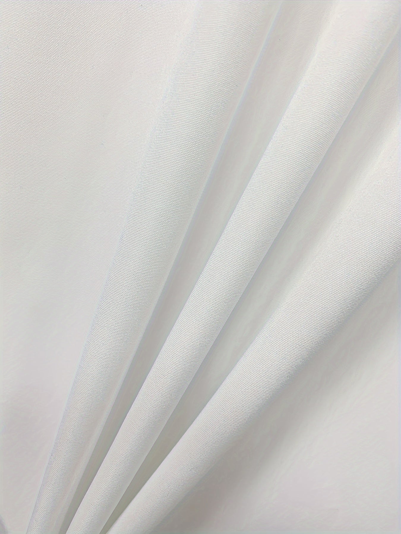 Chic plussayz uzun yengli ko'ylak, chiziqli yaka bilan, yarim shaffof polyester va spandeks aralashmasidan tayyorlangan, mashinada yuvish mumkin.