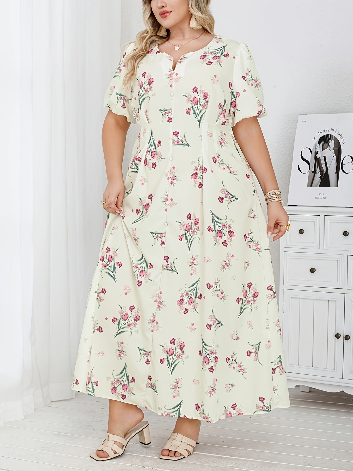 Ayollar uchun gul bosma keng o'lchamdagi kiyingan libos, nafis O'rta Sharq uslubida