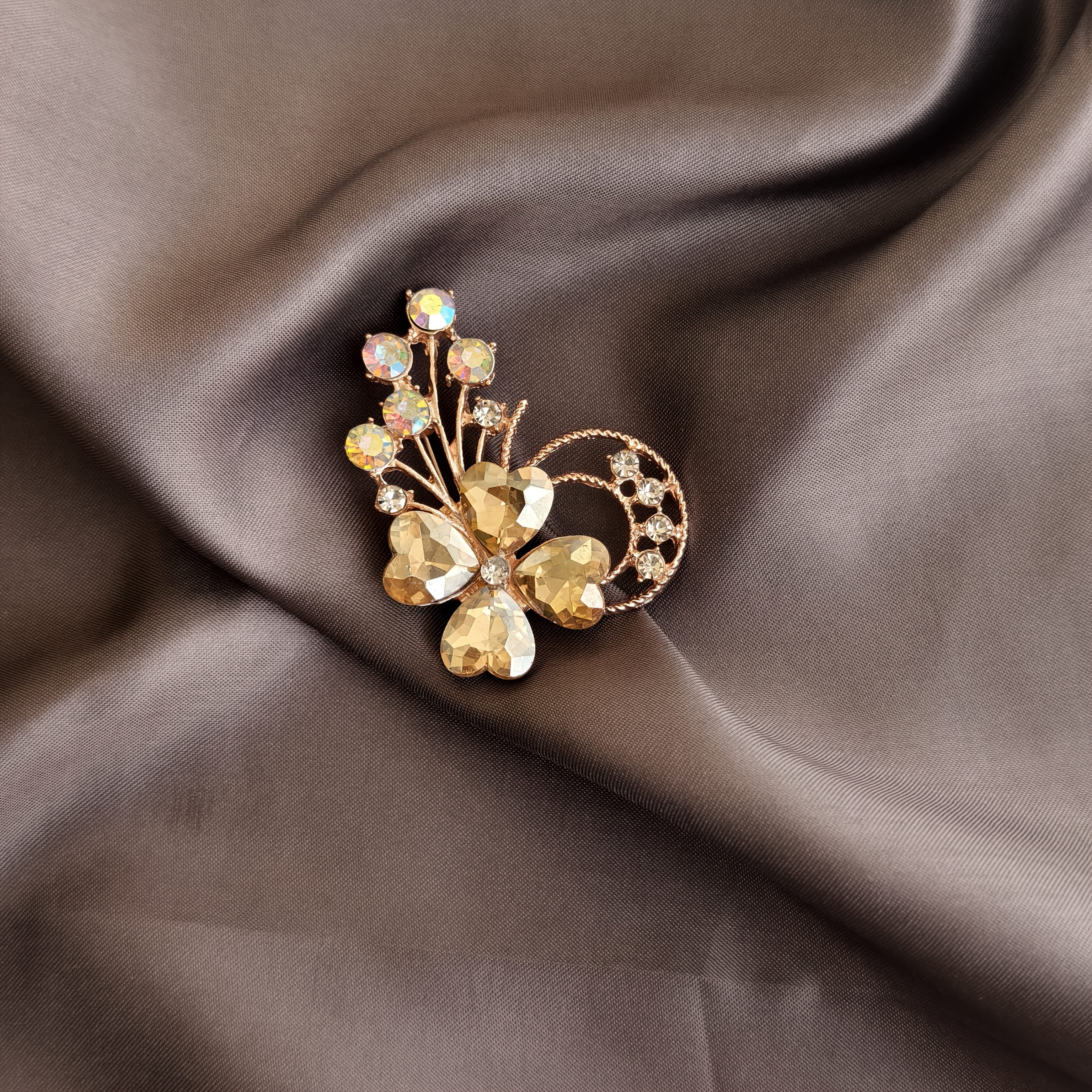 Elegant Silver Brooch with Flying Four-Leaf Clover Rhinestones and Glass Crystals for Daily Wear and Occasions