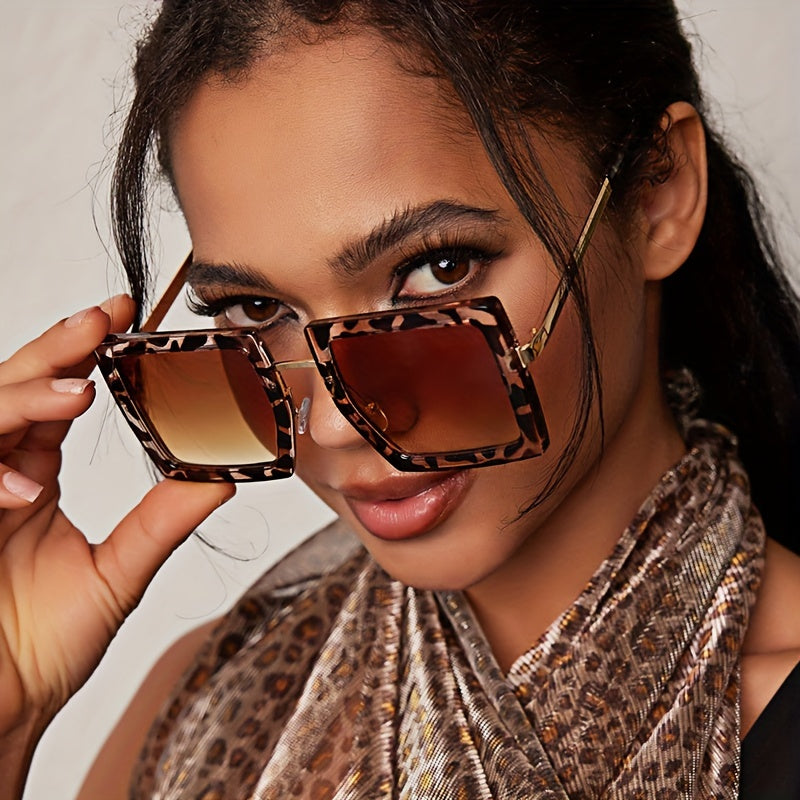 Ayollar uchun kvadrat ramkali ko‘zoynaklar, moda sayohat fotosuratchiligi uchun ko‘zoynaklar