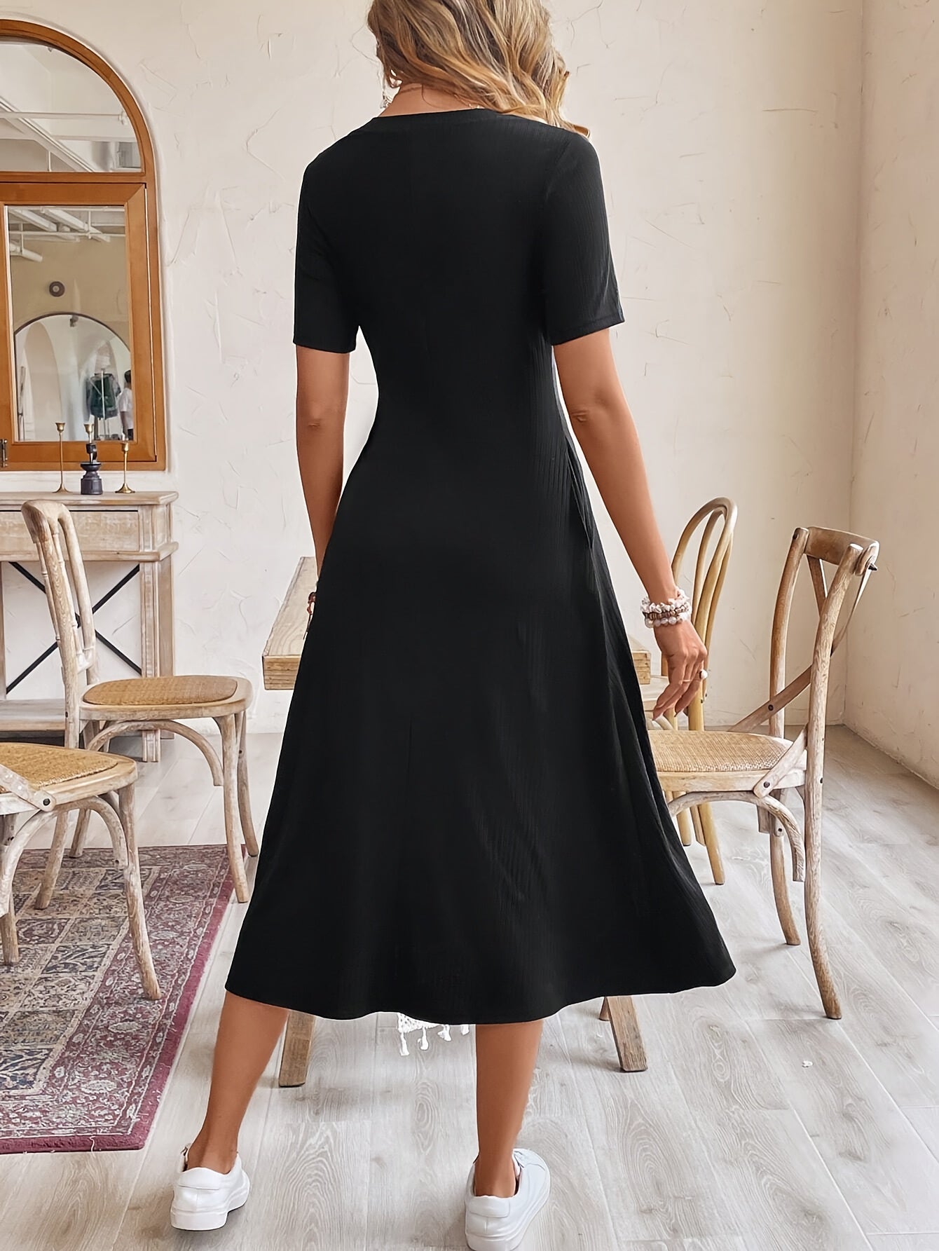 Chiroyli bir rangli A-line midi ko'ylak, cho'ntaklar bilan, dumaloq bo'yin, qisqa yenglar. Elastik polyester aralashmasidan tayyorlangan, mashinada yuvish mumkin. Bahor, yoz yoki kuzda ish yoki norasmiy kiyim uchun mukammal.