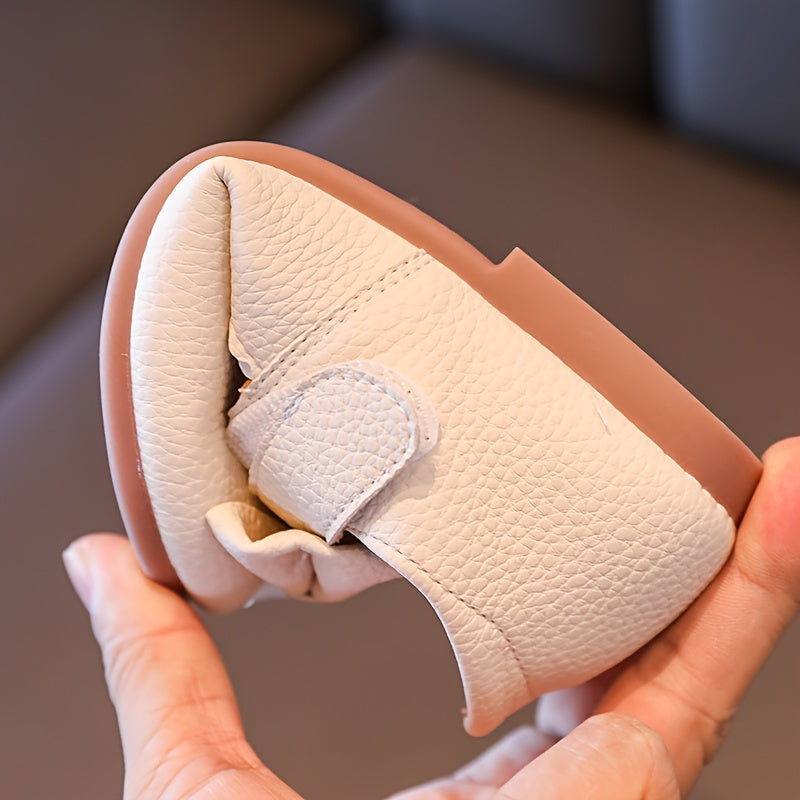 Qizlar uchun chiroyli bog'ich detali, yumshoq taglik, qora, jigarrang va bej rangda yopishqoq tasma bilan yopiladigan tekis poyabzal, qulay yurish uchun mustahkam PU material.