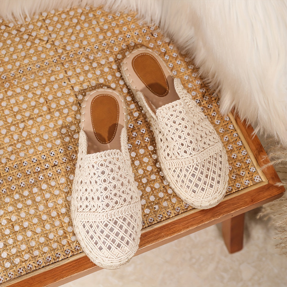 Ayollar uchun bir rangli yengil tekis oyoqli ochiq-oyoq krossovkalar, yurish va ta'til uchun