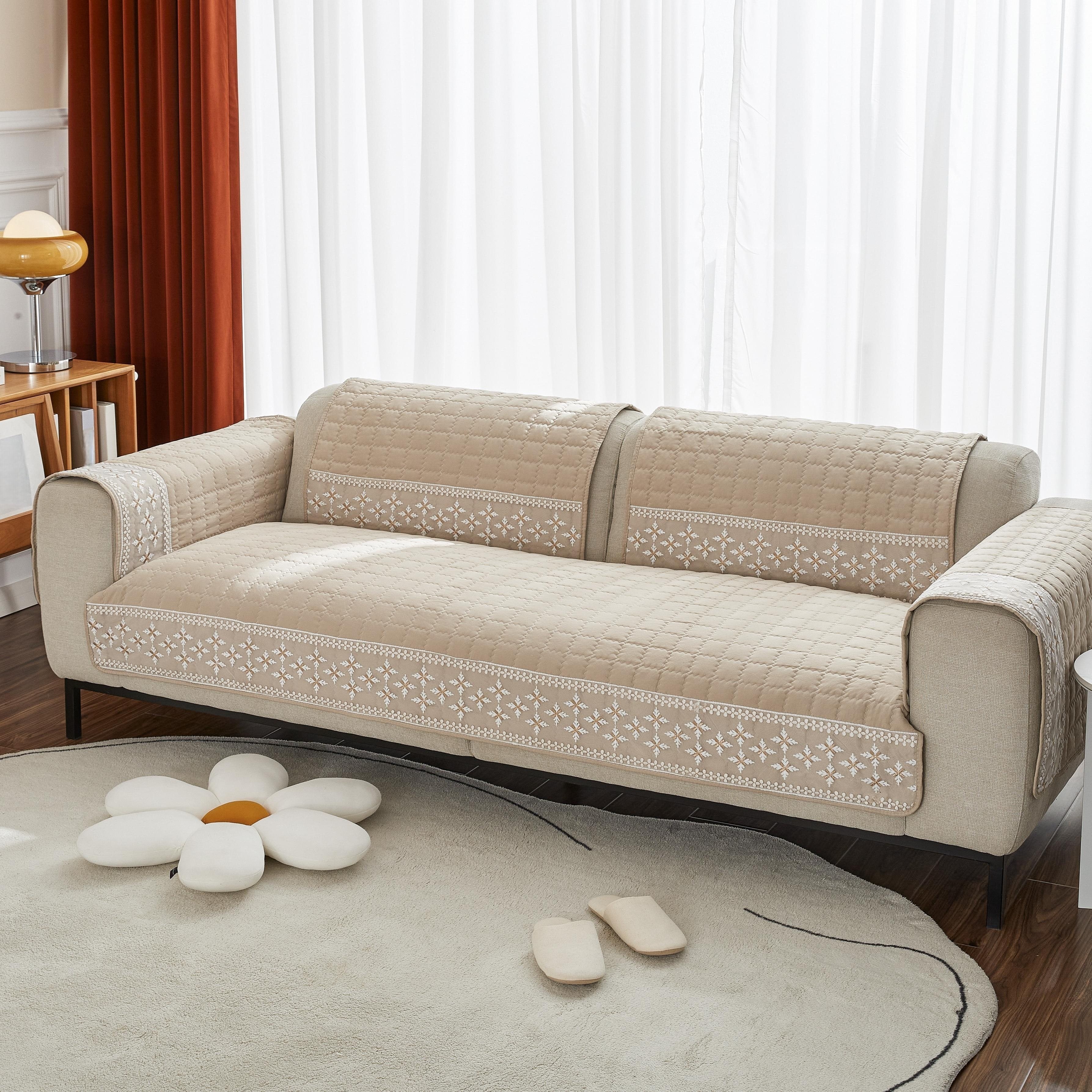 Qor to'pi dantel bezakli va sirpanishga qarshi orqa qoplamali vafli tikuvli divan qoplamasi.