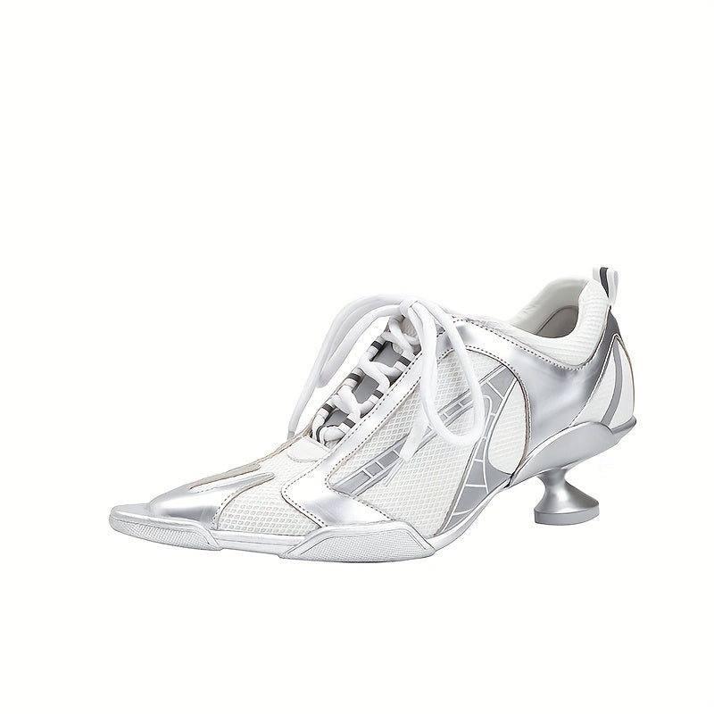 Ayollar uchun qora rangli nuqta bilan to‘g‘ri burchakli yuqori poyafzal, asimmetrik poyaga ega