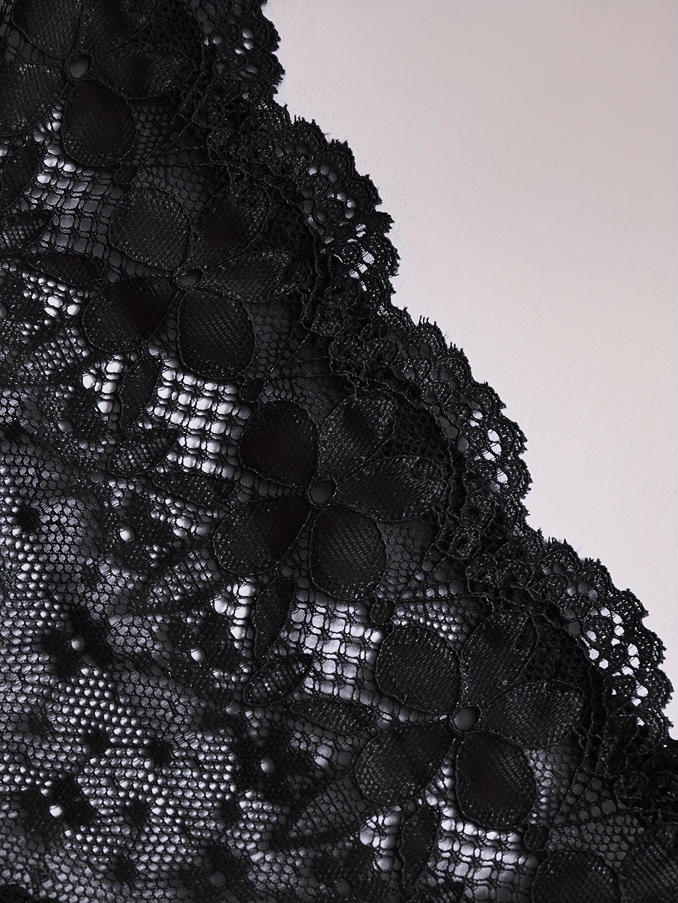 Ayollar uchun sexy ichki kiyim - ko'rinadigan dantelli, qorin qismisiz shortiklar.