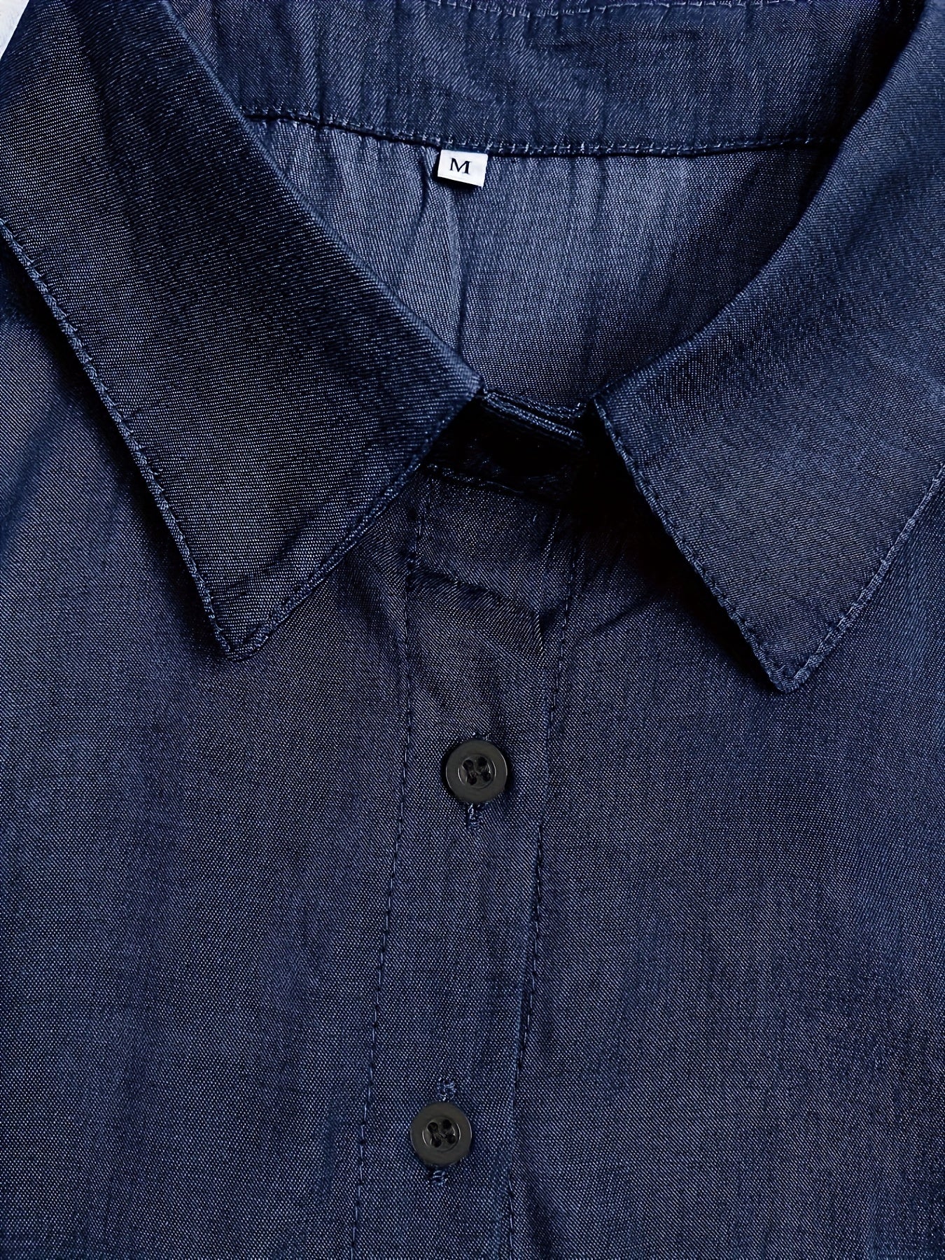 Tugma oldi, uzun yeng va yoqa bilan mustahkam maxi ko'ylak.