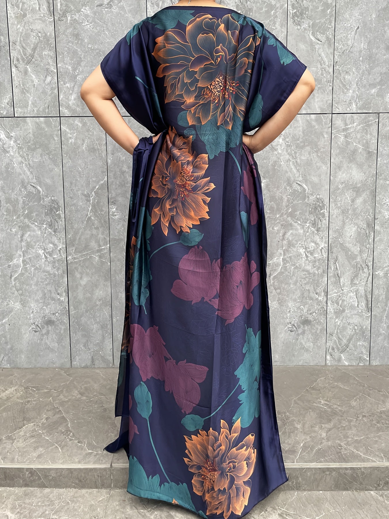 Ayollar uchun kattaroq o'lchamdagi gul naqshli tunika kiyiwi va sharf, polyester, batwing qo'lqopli, barcha mavsum uchun