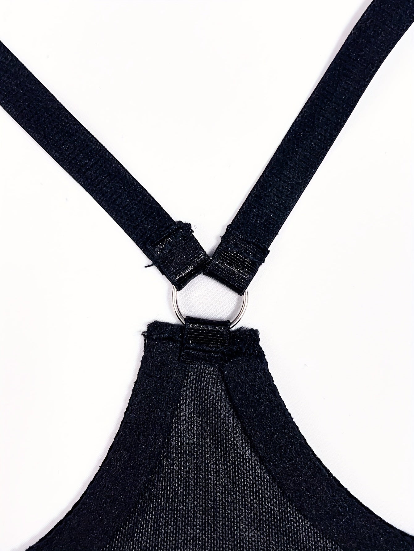 Yengil yelka tasmalari, bo'sh dizayn, to'quv bezak va ochiq qorin ichki kiyim bilan sexy ichki kiyim to'plami. Jozibali ko'rinish uchun mukammal.