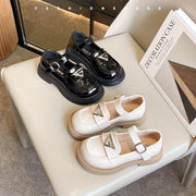 Qizlar uchun qora Mary Jane tekis poyabzal, preppy uslubida, yumshoq taglik, ikki monk tasmasi, dumaloq burchak va qulay PU ustki qismi. Maktab, chiqishlar, partiyalar va ochiq havoda faoliyatlar uchun mukammal.