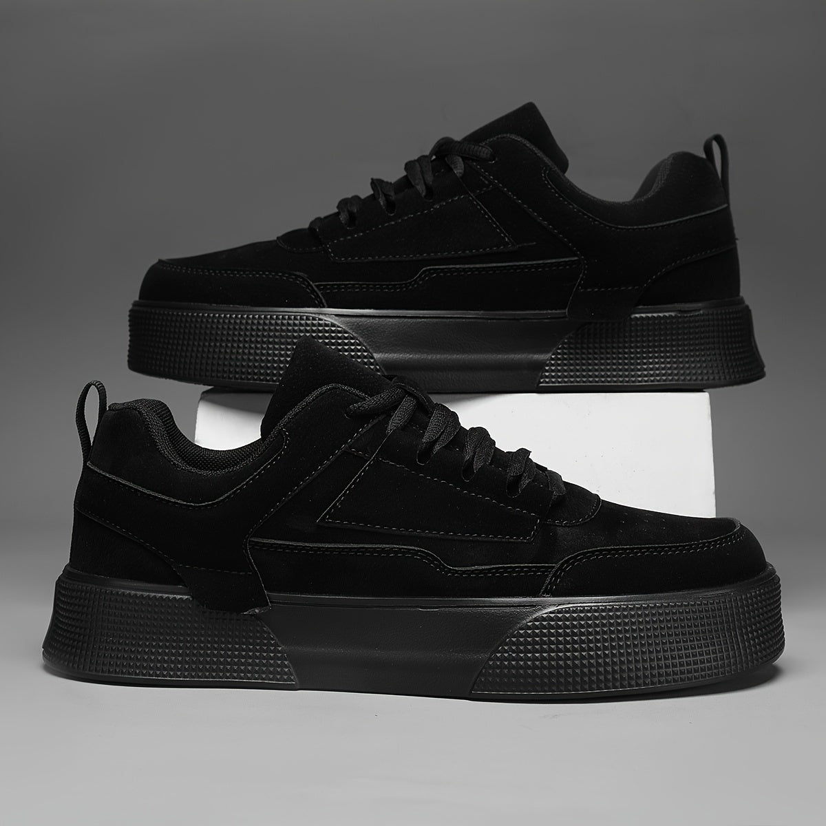 Men's Gray Low-Top Skate Shoes with Thick Sole and Lace-Up Closure