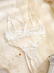 Jozibali dantel ichki kiyim to'plami, ochiq ko'krakli brassier va qorin qismisiz thong.