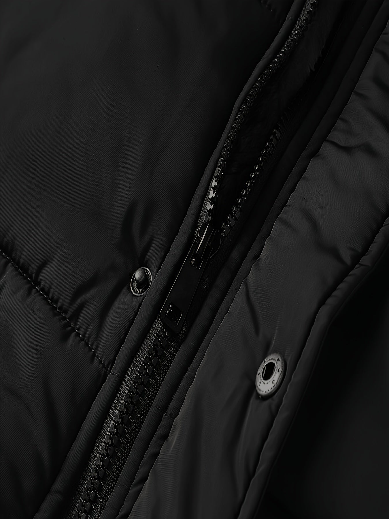 Erkaklar uchun dengiz ko'k qish palto, soxta mo'yna trim, yumshoq astar, zip/klip yopilishi, ko'p cho'ntakli dizayn. Mustahkam, iliq ochiq havoda kiyish uchun.