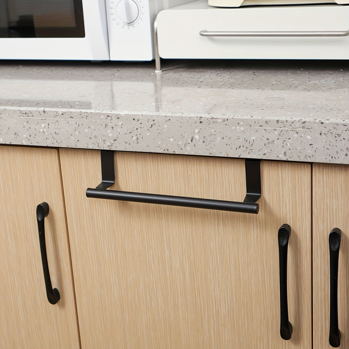 Elektr energiyasini talab qiladigan zamonaviy dizayndagi tishsiz rostlangan po'latdan yasalgan sochiq tokchasi oshxona va hammom uchun.