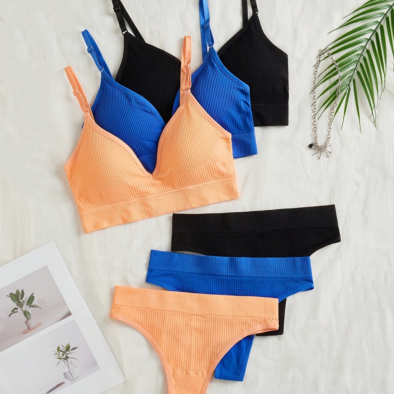 3-qismli tasodifiy ichki kiyim to'plami, simsiz kamzuli va ichki kiyimlar bilan. Ko'taruvchi ta'sir uchun mustahkam ribbed materialdan tayyorlangan.