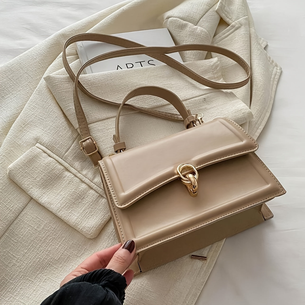 Элегантная черная синтетическая кожаная сумка для женщин с ретро-клапаном, верхней ручкой, замком с поворотом и золотистой фурнитурой. Имеет структурированную прямоугольную форму, регулируемый ремень.