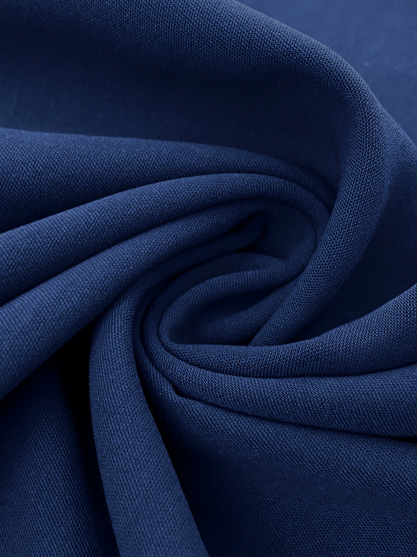 Plus-size ayollar uchun zamonaviy ko'k midi yubka, dantel bezaklari, qirralari qiyshiq va oqimli silueti bilan. Yoz uchun mukammal, mashinada yuviladigan polyesterdan tayyorlangan.