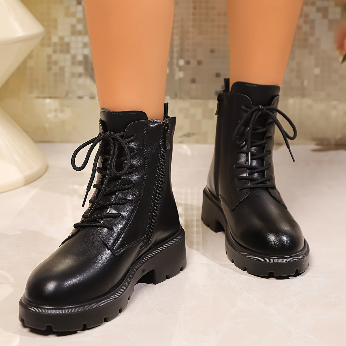 Ayollar uchun qishki sun’iy charmli yopishqoqsiz, oddiy, tizzaga qadar bo‘lgan botinkalar, zippersiz