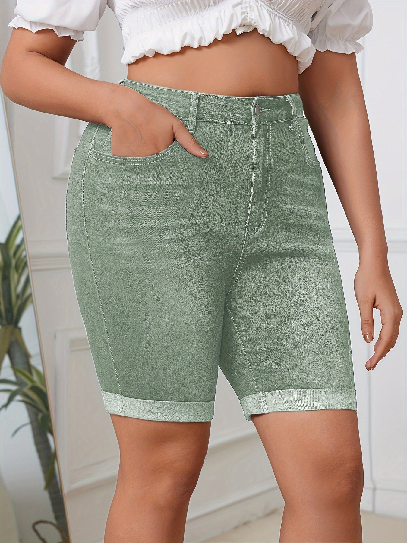 Shorts de mezclilla elástica de talla grande en color verde oliva, a media pierna, casuales para verano con bolsillos