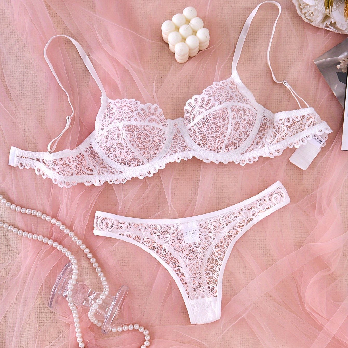 Shaffof to'r bilan bezatilgan, ko'taruvchi brassu va ayollar uchun qulay va jozibador bo'lgan ichki kiyim to'plami.