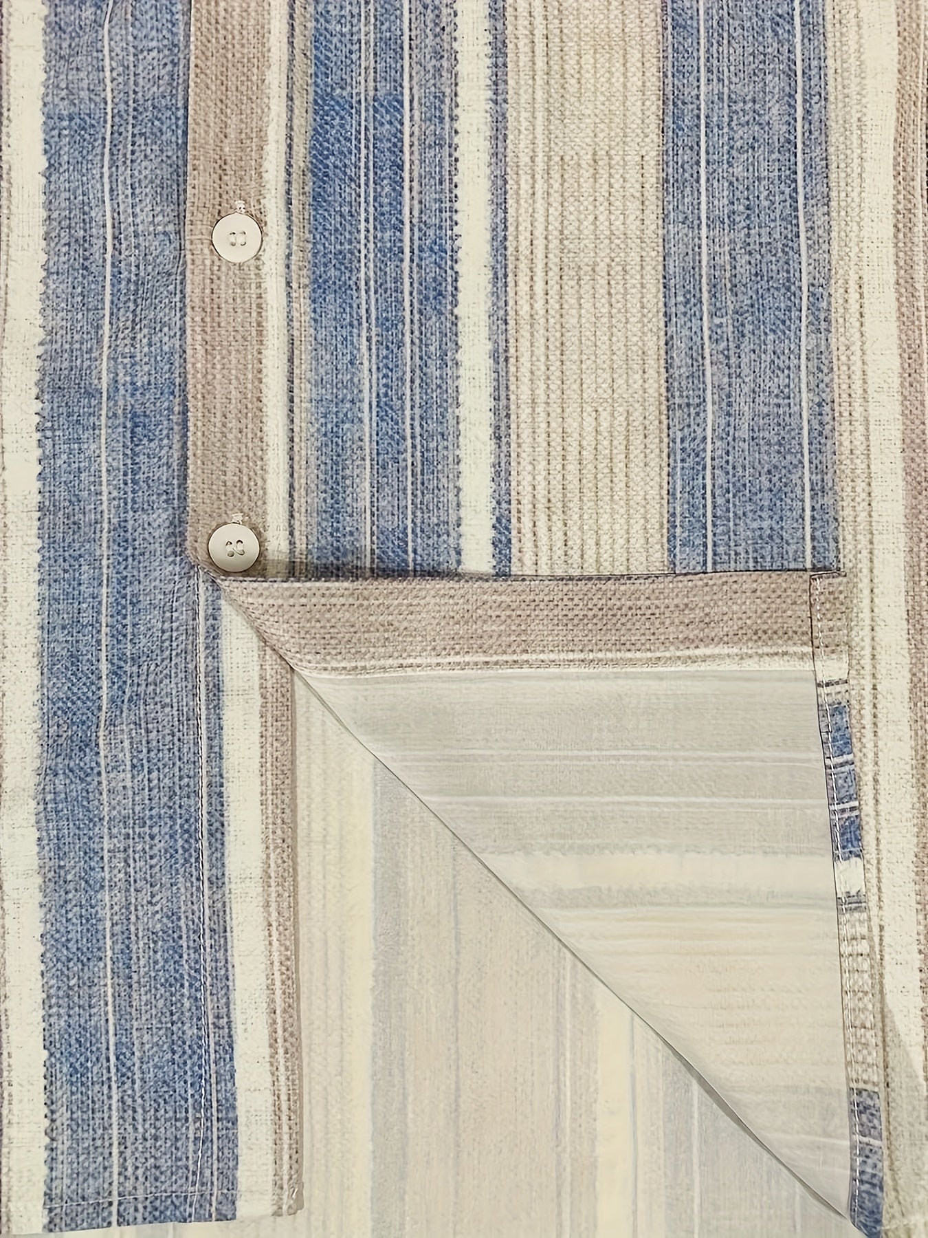 Erkaklar uchun tasodifiy chiziqli qisqa yengli ko'ylak 95% polyester va 5% spandeks aralashmasidan tayyorlangan, yozgi yengil yaka, to'qilgan mato, oddiy kesim va tugma tafsilotlari bilan, va mavjud bo'lgan