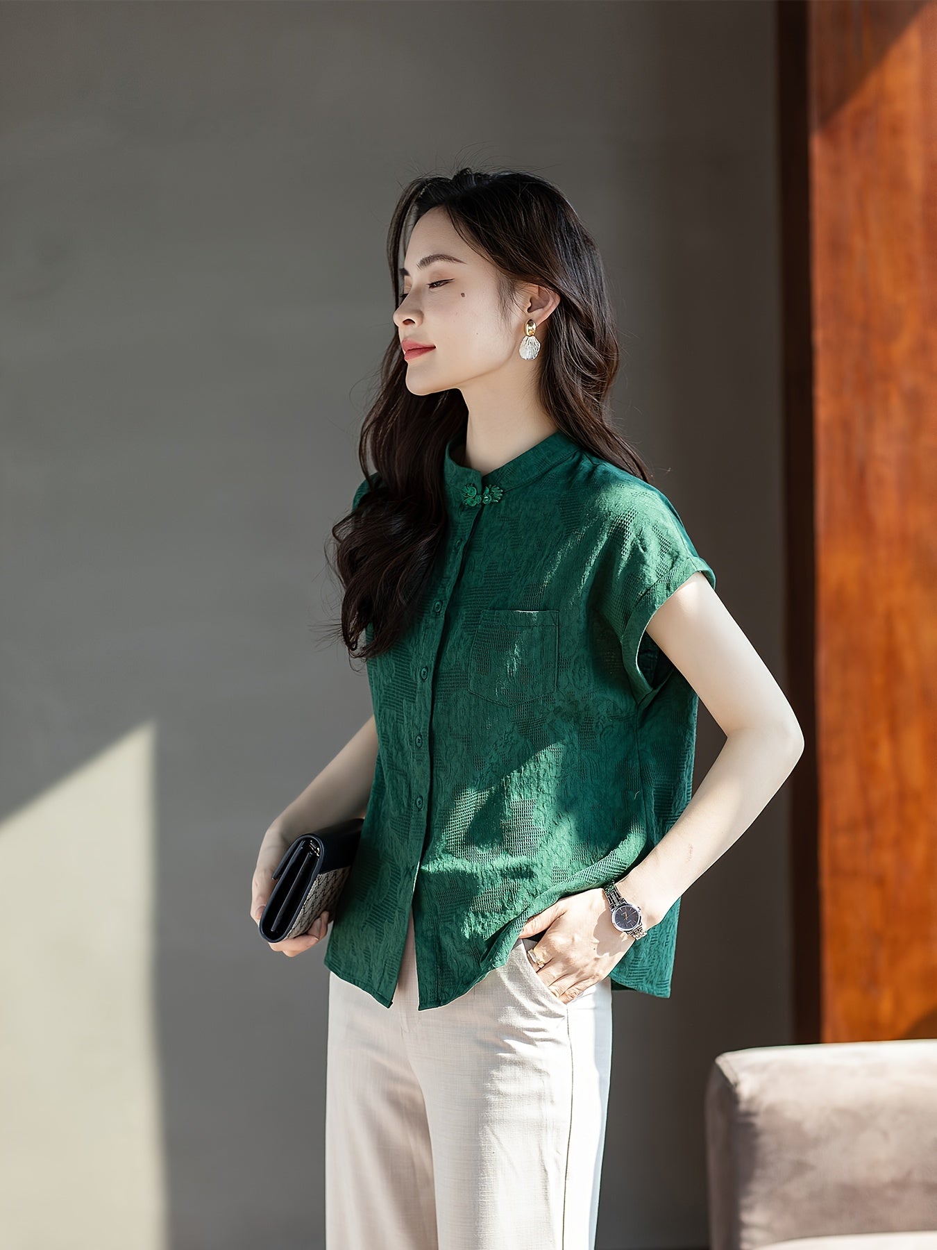 Ayollar uchun qisqa ko'ylakli ko'ylak bilan dizayn, zamonaviy tugma bilan yopiladigan top