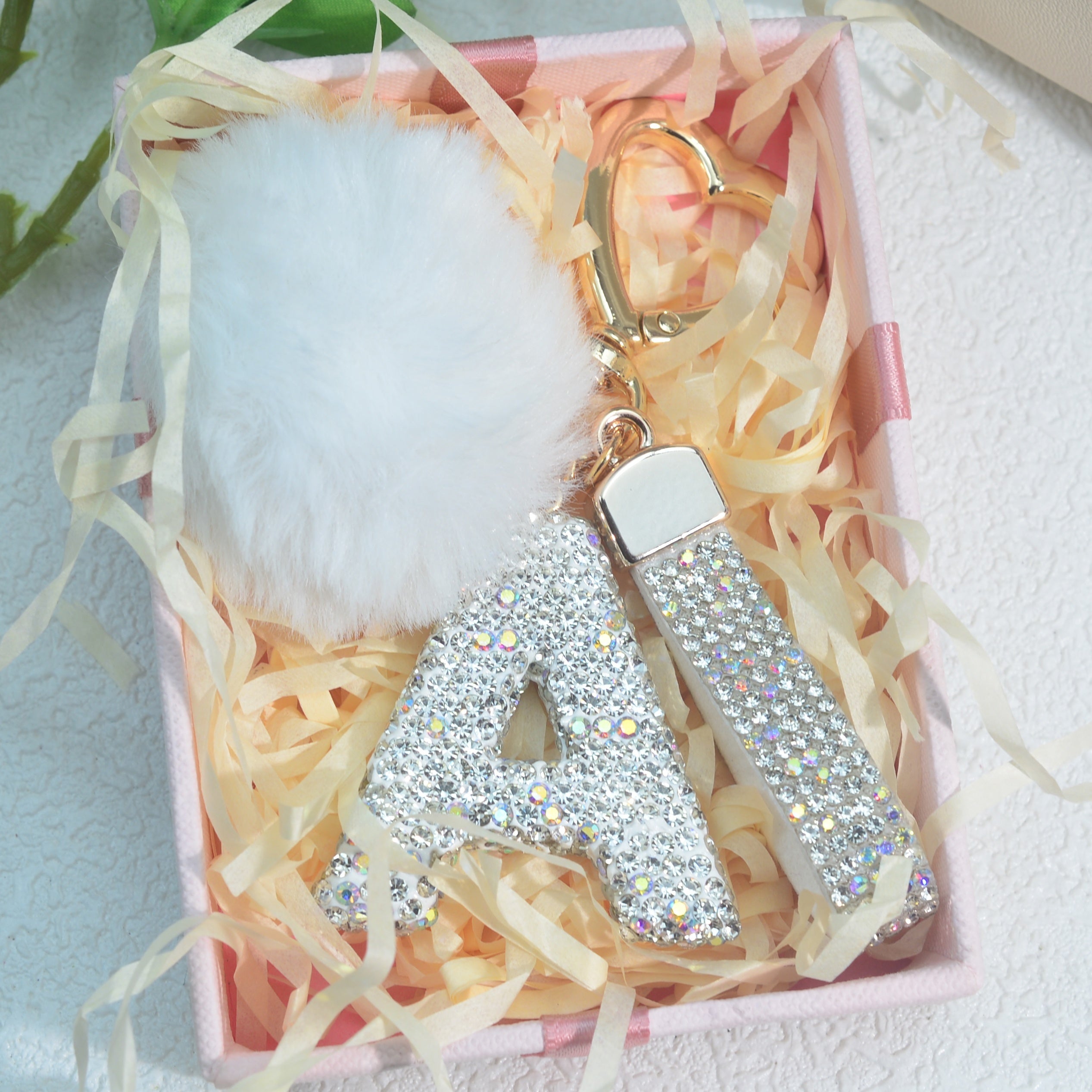 Llavero de PVC con iniciales de pedrería rosa y blanca con cierre de puño para mujeres