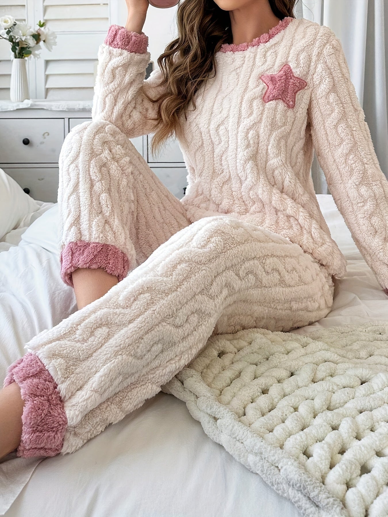 Women's Fleece Pajama Set with Star Pattern Long Sleeve Crew Neck Winter Lounge Sleepwear