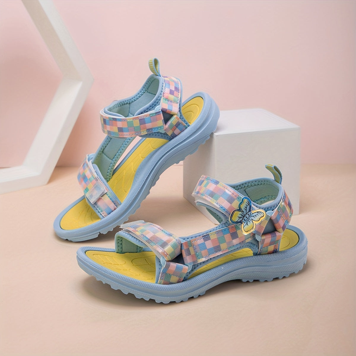 Sevimli qizlar uchun tekis naqshli sandallar, kapalak charm bilan, engil to'rli yuqori qismi, EVA tagligi, yopishqoq va halqa yopilishi. Plyaj yoki norasmiy kiyim uchun ideal, pushti rangda. Qulaylik uchun sozlanadigan tasma.