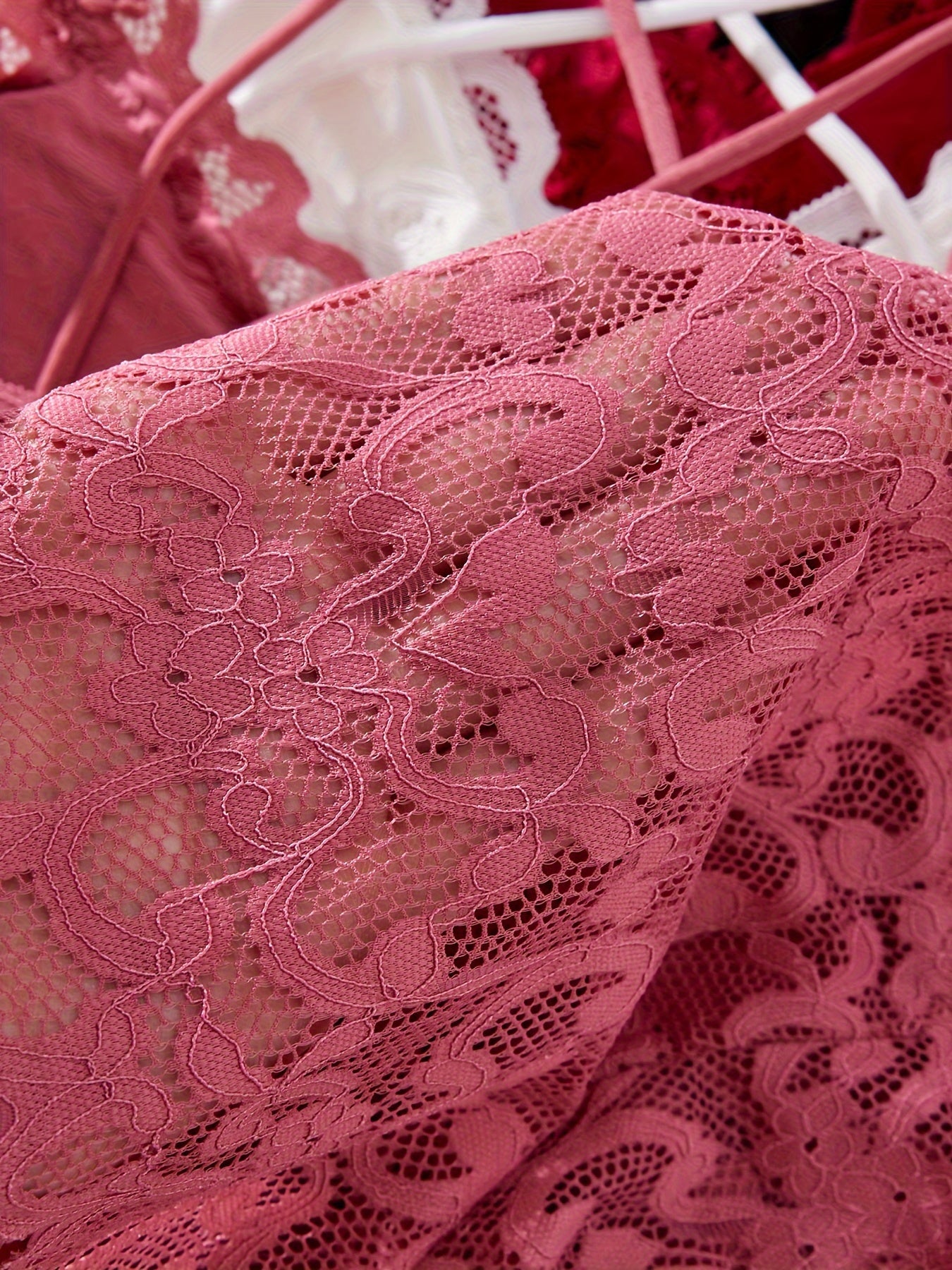 Ayollar uchun 4 ta to'plam dantelli ichki kiyim to'plami, ichki simsiz bir rangli bralet va boyshortlarni o'z ichiga oladi. To'qilgan matodan tayyorlangan. Kattalar uchun ideal.