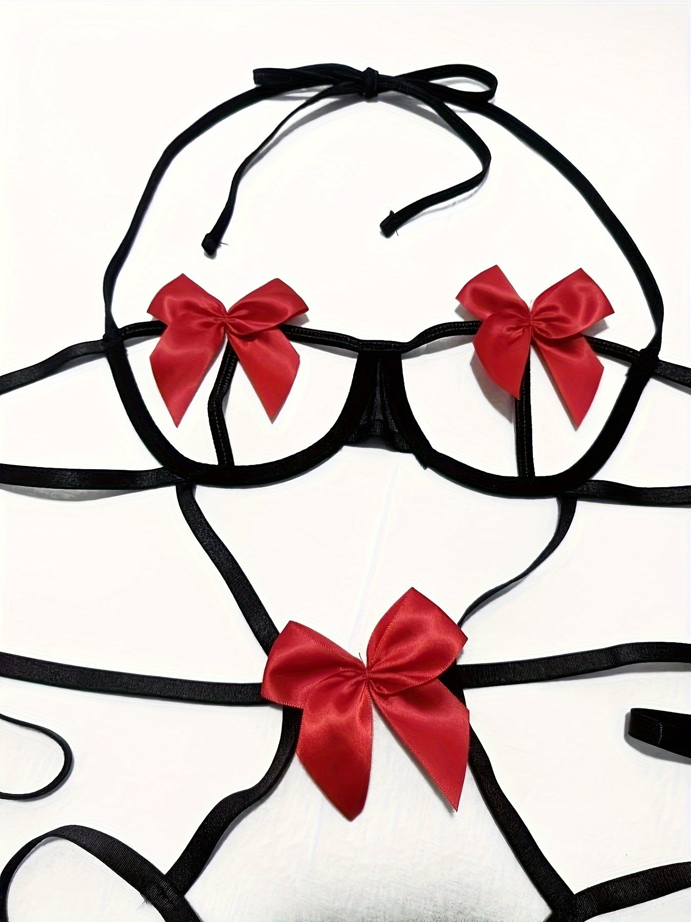 Jozibali bog'ichli teddy, ochiq chashka halter va oyoq halqalari bilan.