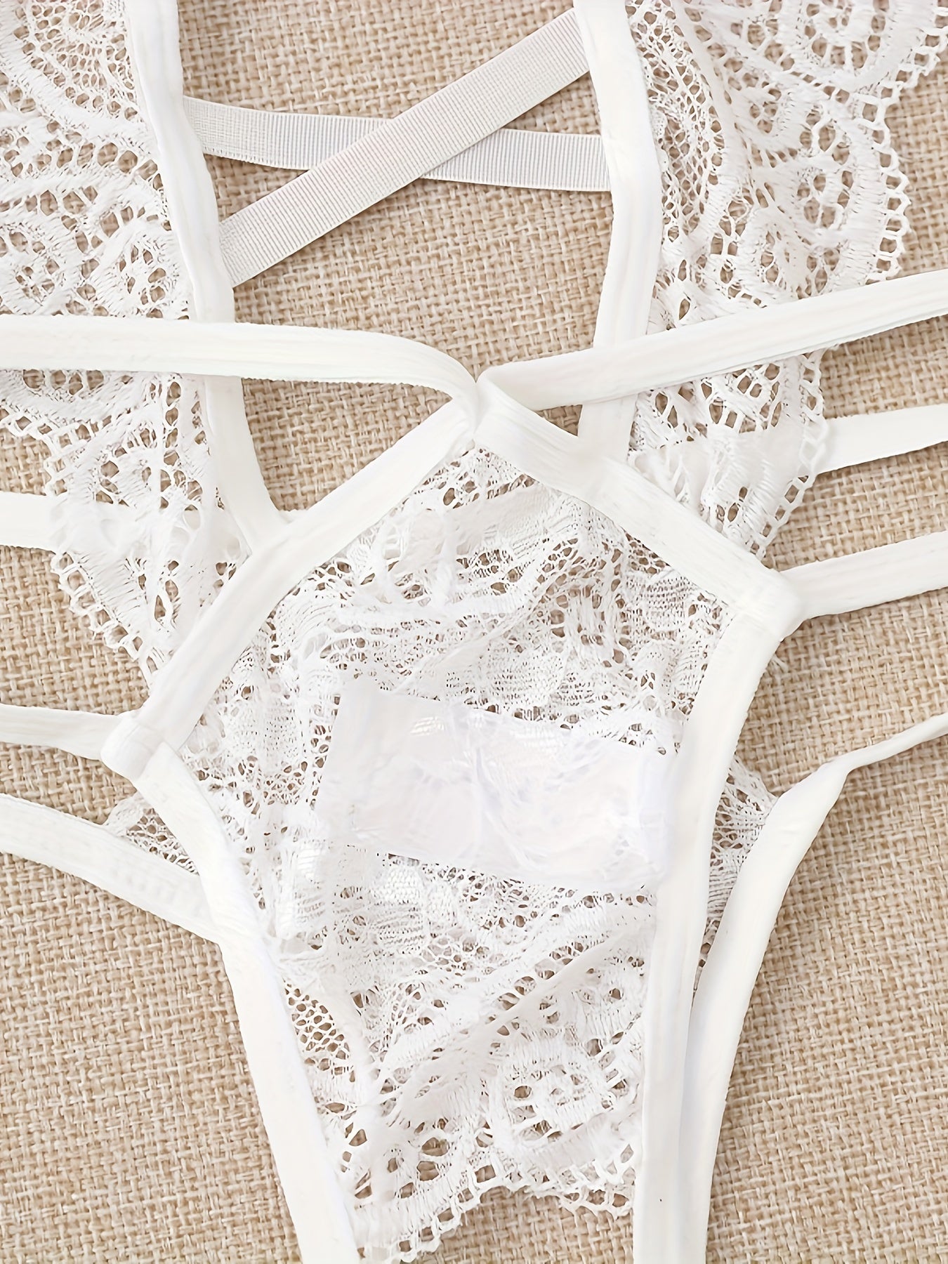 Ayollar uchun bog'ichli va gullar printi bilan bezatilgan jozibali nylon bodi.