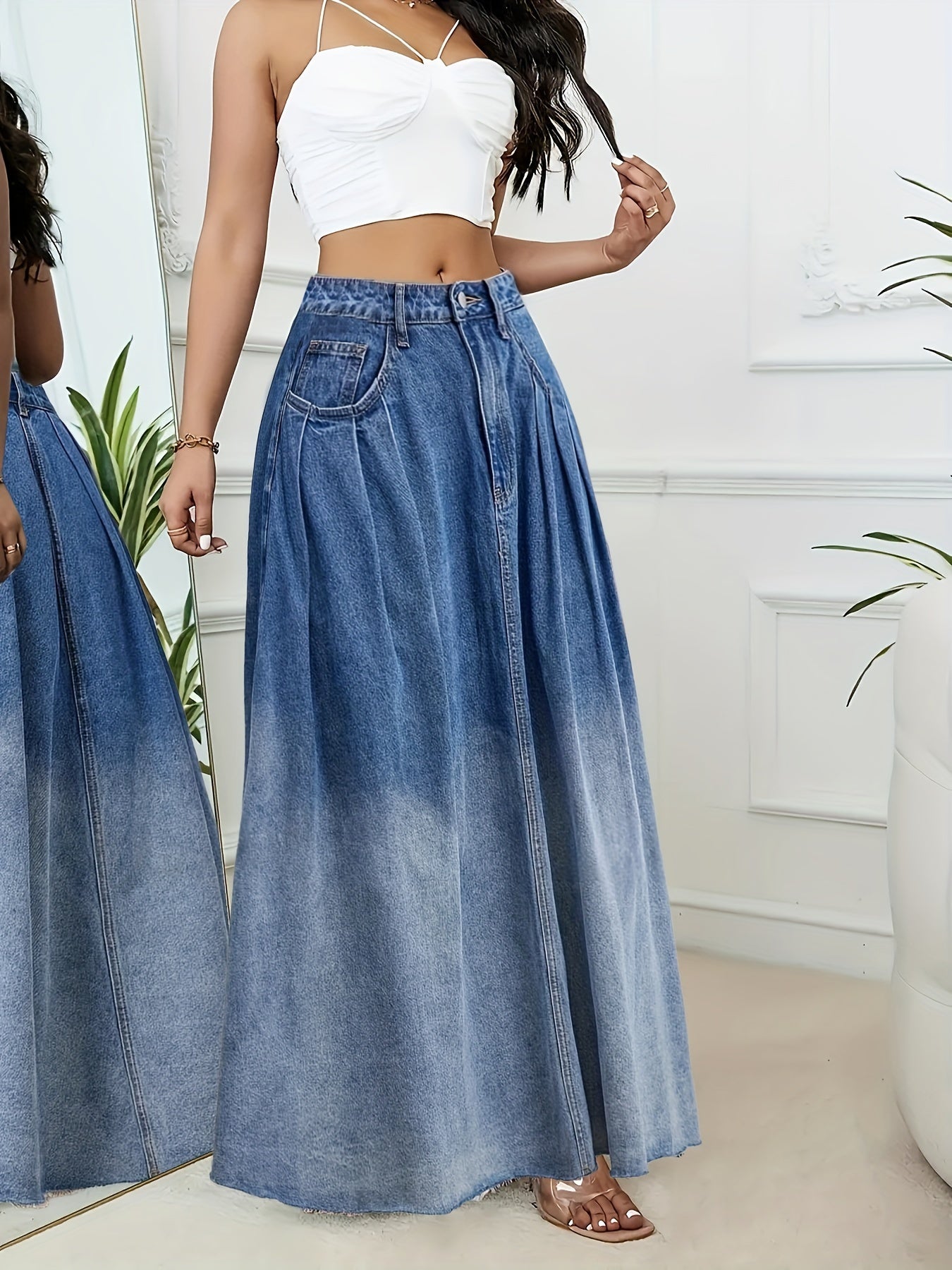 Ayollar uchun ko‘k denim maksi yubka, pletlar va xom bo‘lak bilan