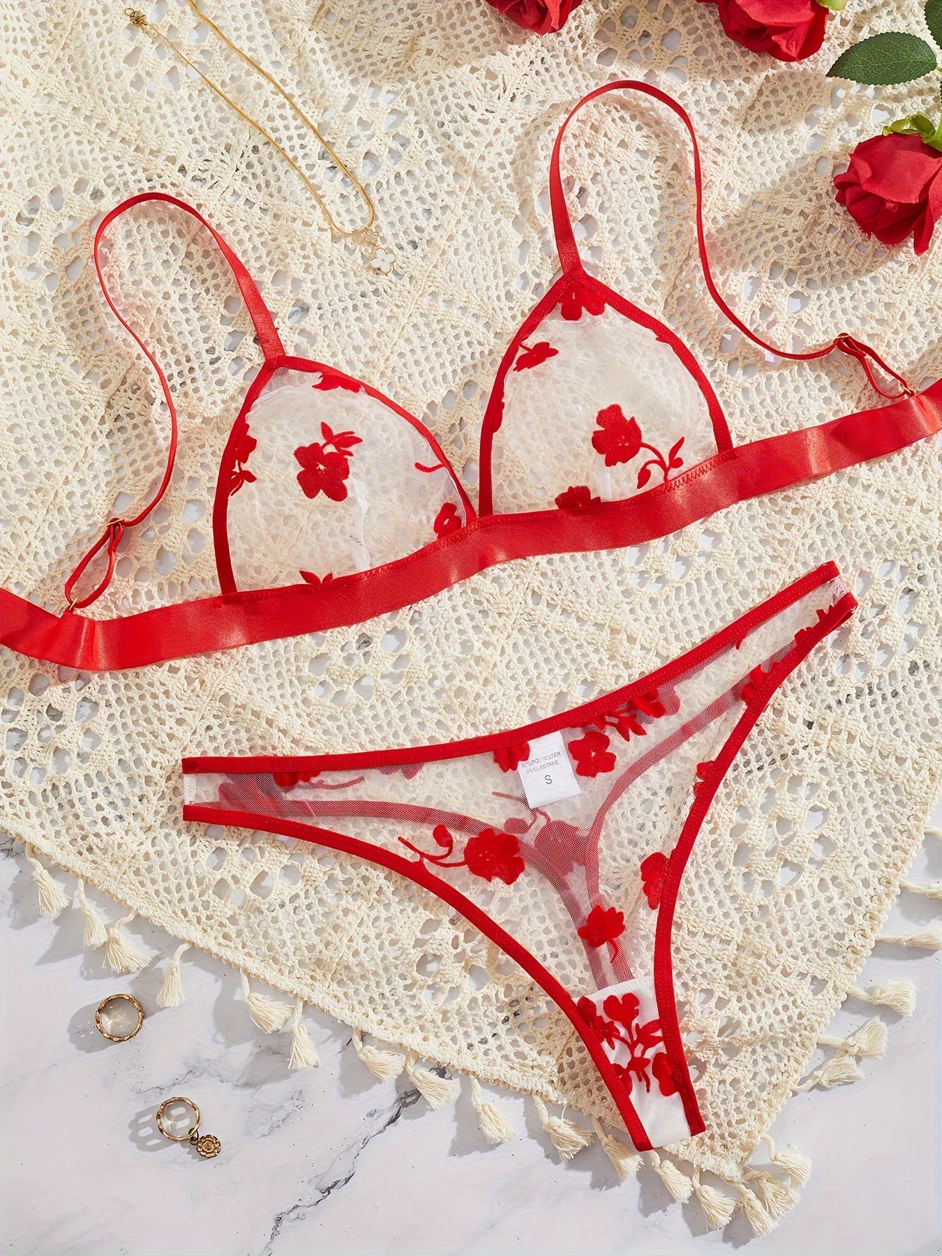 Ayollar uchun shaffof ichki kiyim to'plami.