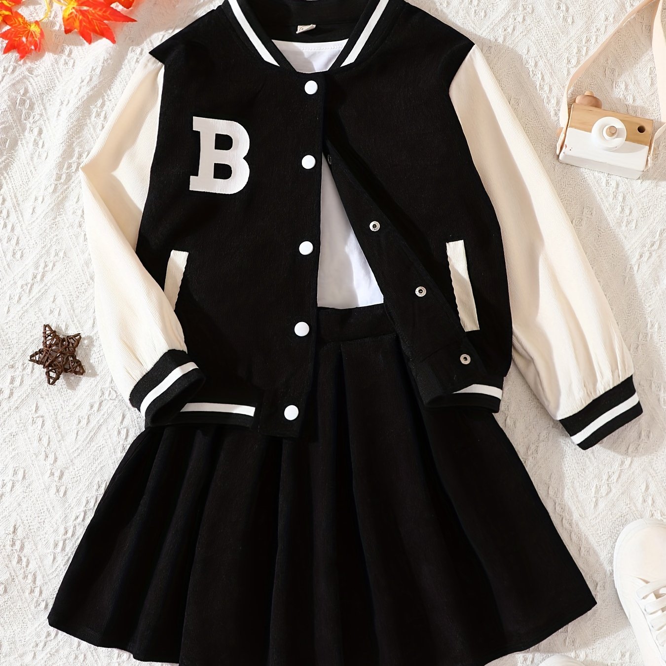 Qizlar uchun 2 qismli kiyim to'plami, uzun yengli beysbol jeketi va B harfi bosma korduroy, pliseli qisqa yubka, bahor va kuzda norasmiy ochiq havoda kiyish uchun mukammal.