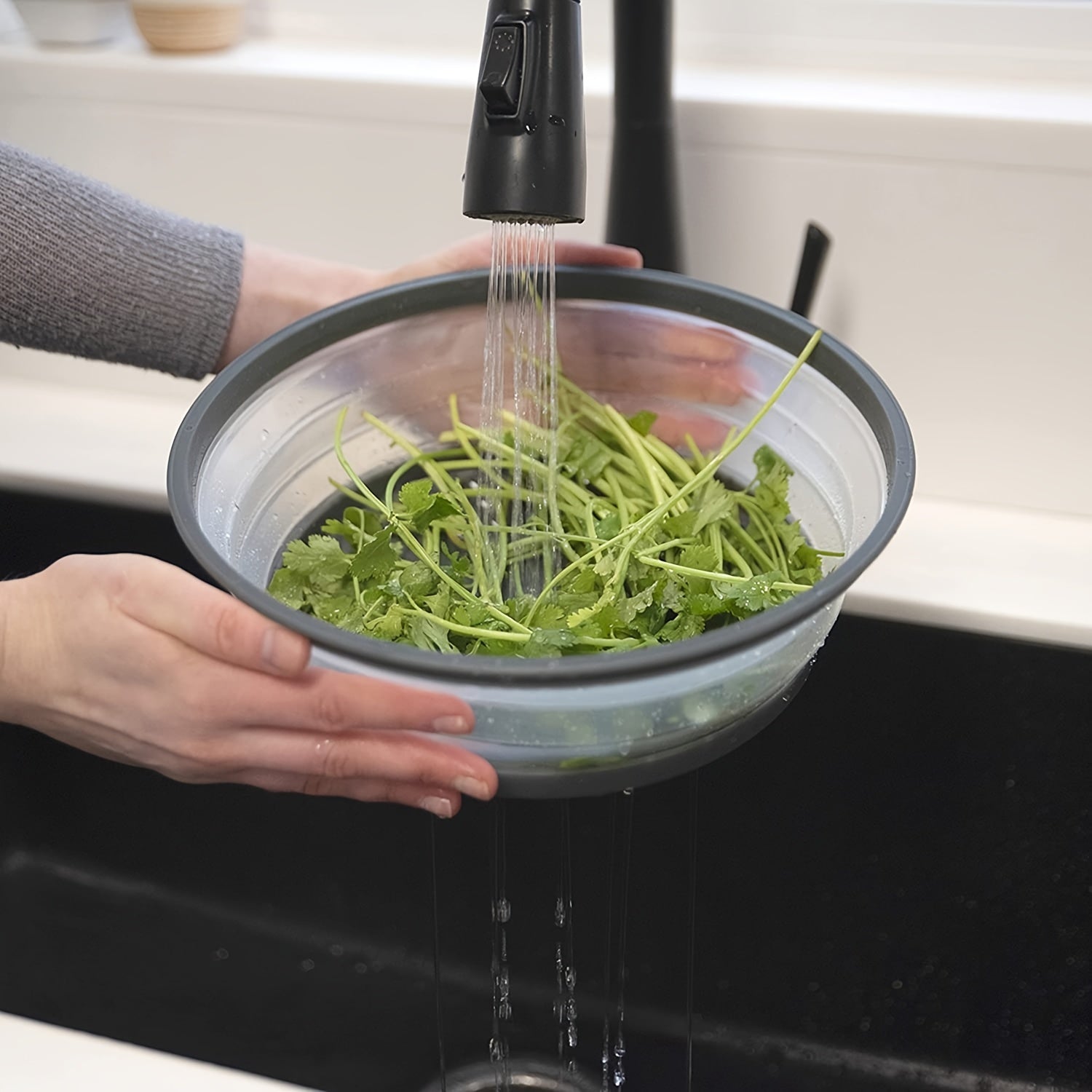 Kulrang BPA-free TPR mikroto'lqinli splatter himoyasi, tutqichi bilan - mevalar uchun bug' chiqish teshiklari va filtr bilan doira oziq-ovqat qopqog'i, 26.67 sm, zarur oshxona aksessuari