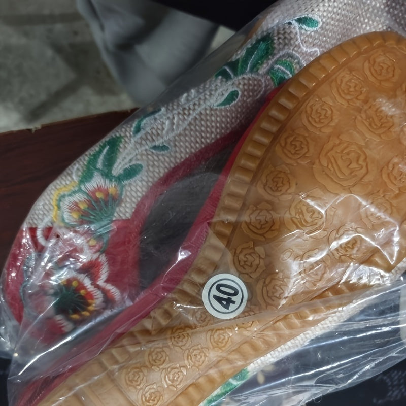 Vintage uslubidagi tikuvli gullar bilan bezatilgan ayollar poyabzallari, TPU taglik bilan, balandlikni oshiruvchi va havo o'tkazuvchi, bahor/yoz/kuzda tasodifiy kiyim uchun mukammal. Qora, qizil ranglarda mavjud.