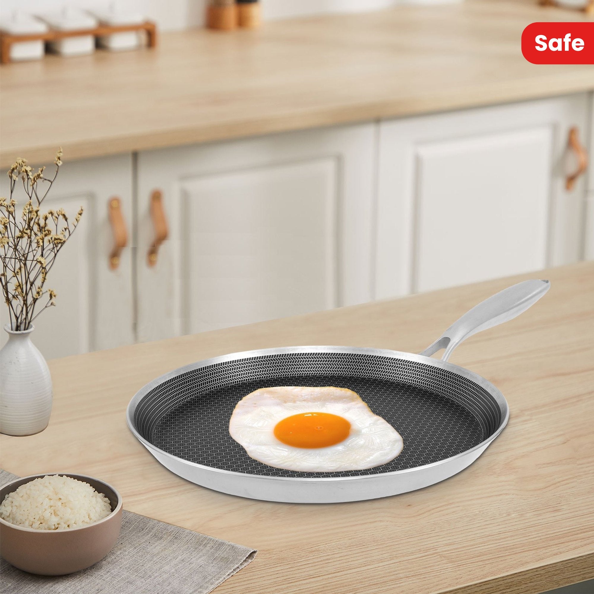 Антипригарная сковорода для крепов из нержавеющей стали с сотами, совместимая с индукционными плитами и подходящая для газовых плит - имеет эргономичную ручку и подходит для мытья в посудомоечной машине.