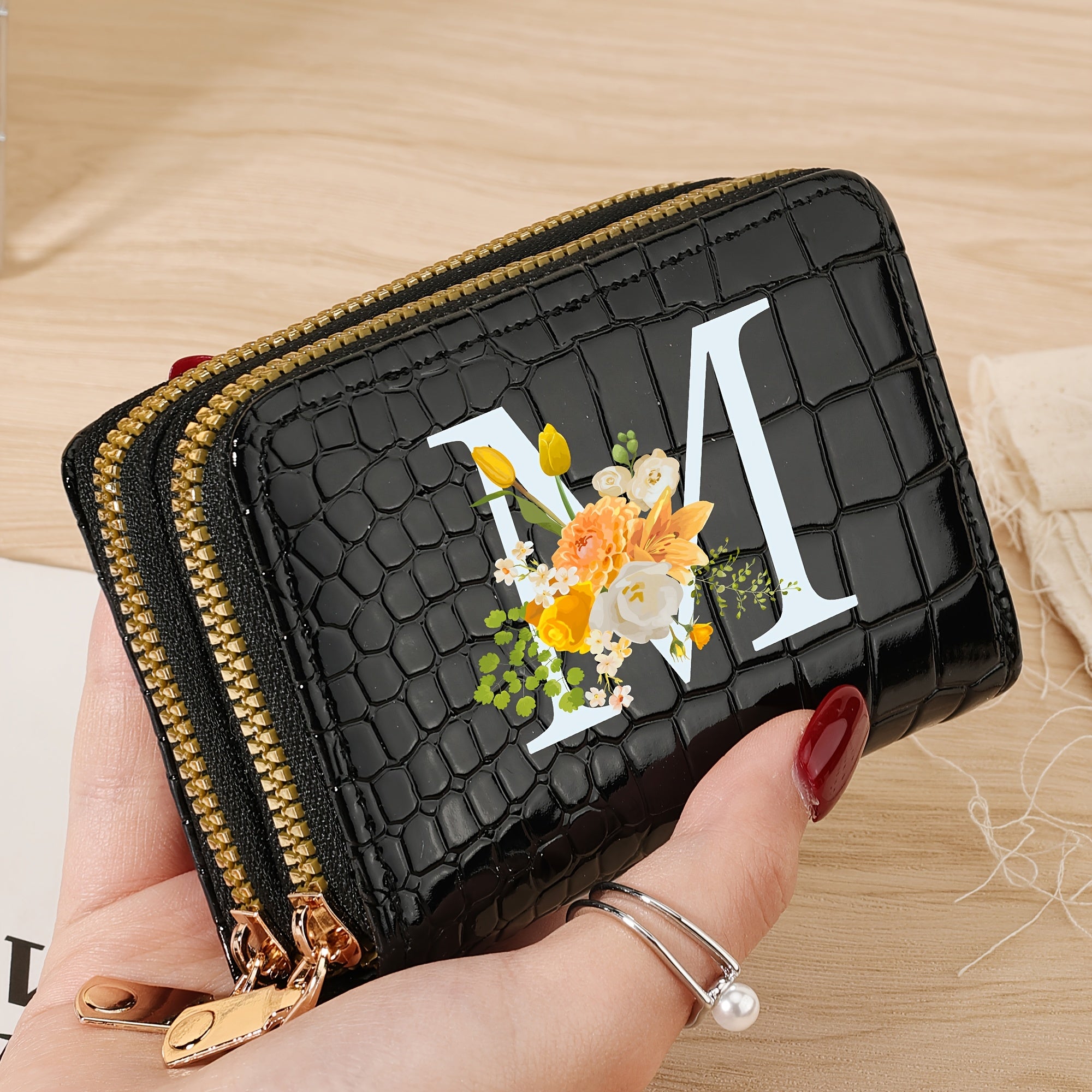 Bir nechta slotlari va zamonaviy fermuari bo'lgan mustahkam kredit karta saqlash sumkasi, maktab, yotoqxona va maktabga qaytish uchun zarur bo'lgan buyumlar uchun.