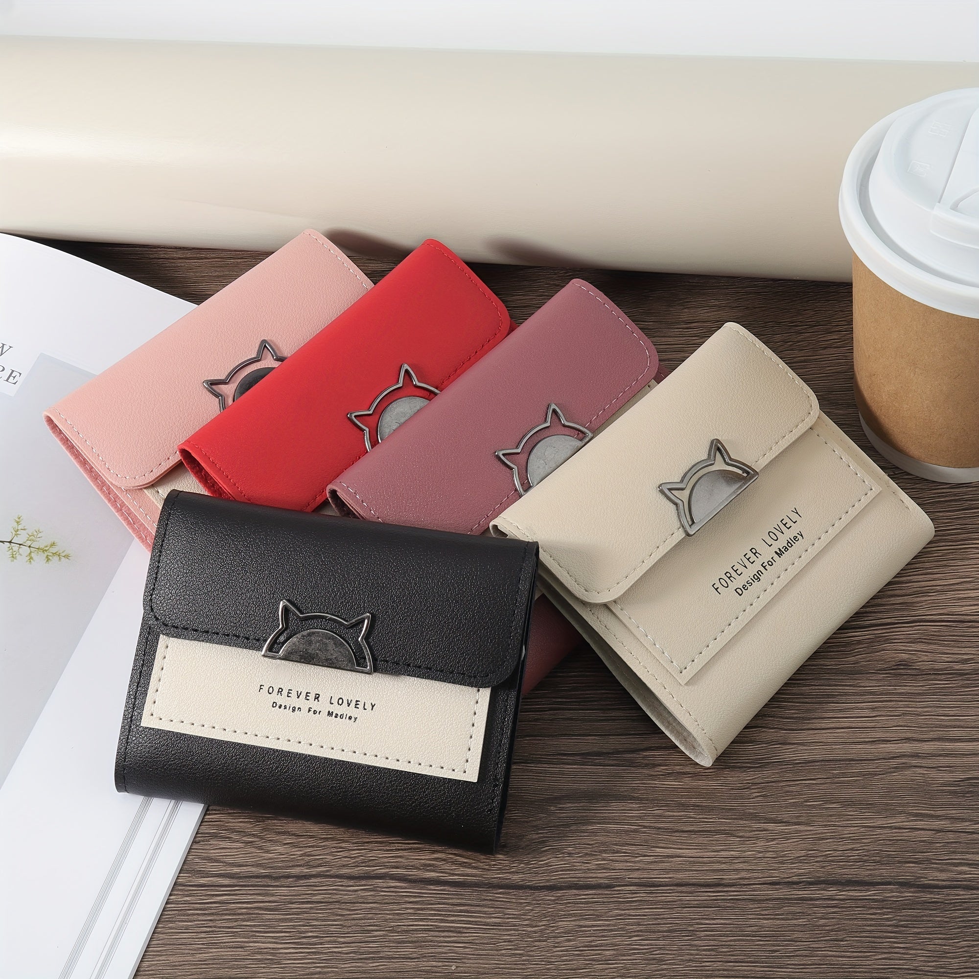 Mushuk metall bezakli, ko'p karta joylari va tangalar uchun cho'ntak bilan ixcham egiluvchan hamyon, qizil, pushti yoki qora ranglarda mavjud.