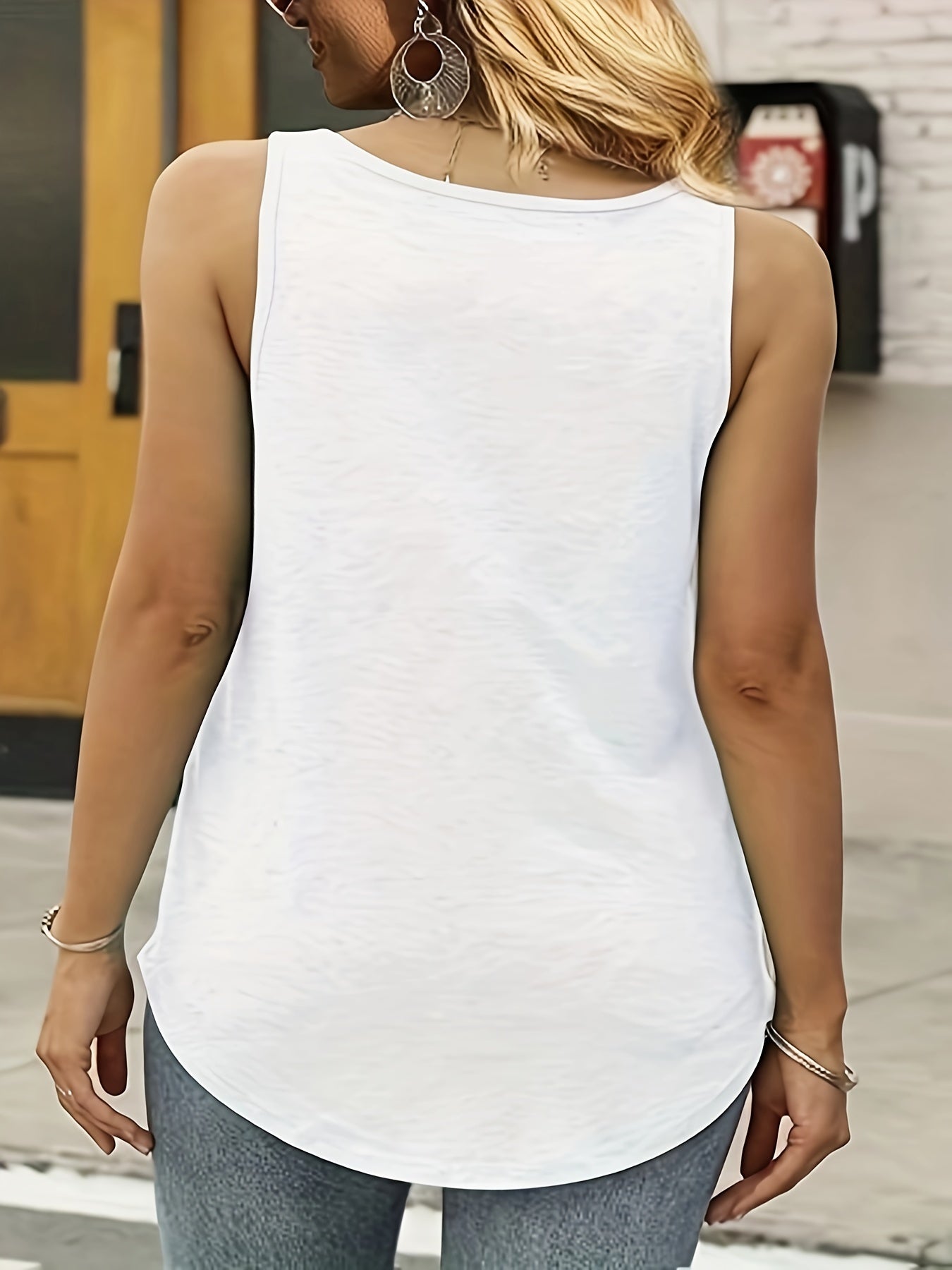 Katta o'lchamdagi kvadrat bo'yinli, yelkasiz tank top, bir rangli, yoz uchun mukammal, ayollarning katta o'lchamdagi modasi.