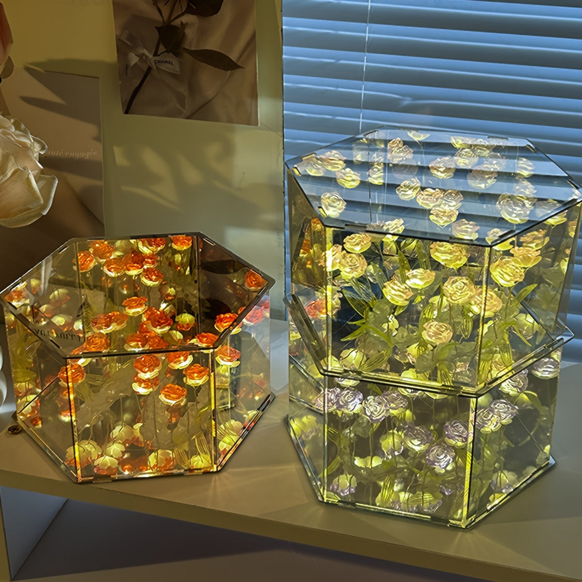 Ushbu Kreativ DIY Geksagonal Atirgul 3D Gullar Tun Chirog'iga ega bo'ling, ikki funktsiyali Oyna va Chiroqni taqdim etadi. Bu tug'ilgan kunlar, romantik tadbirlar yoki Rojdestvo yoki Halloween uchun xona bezatish uchun mukammal sovg'a.