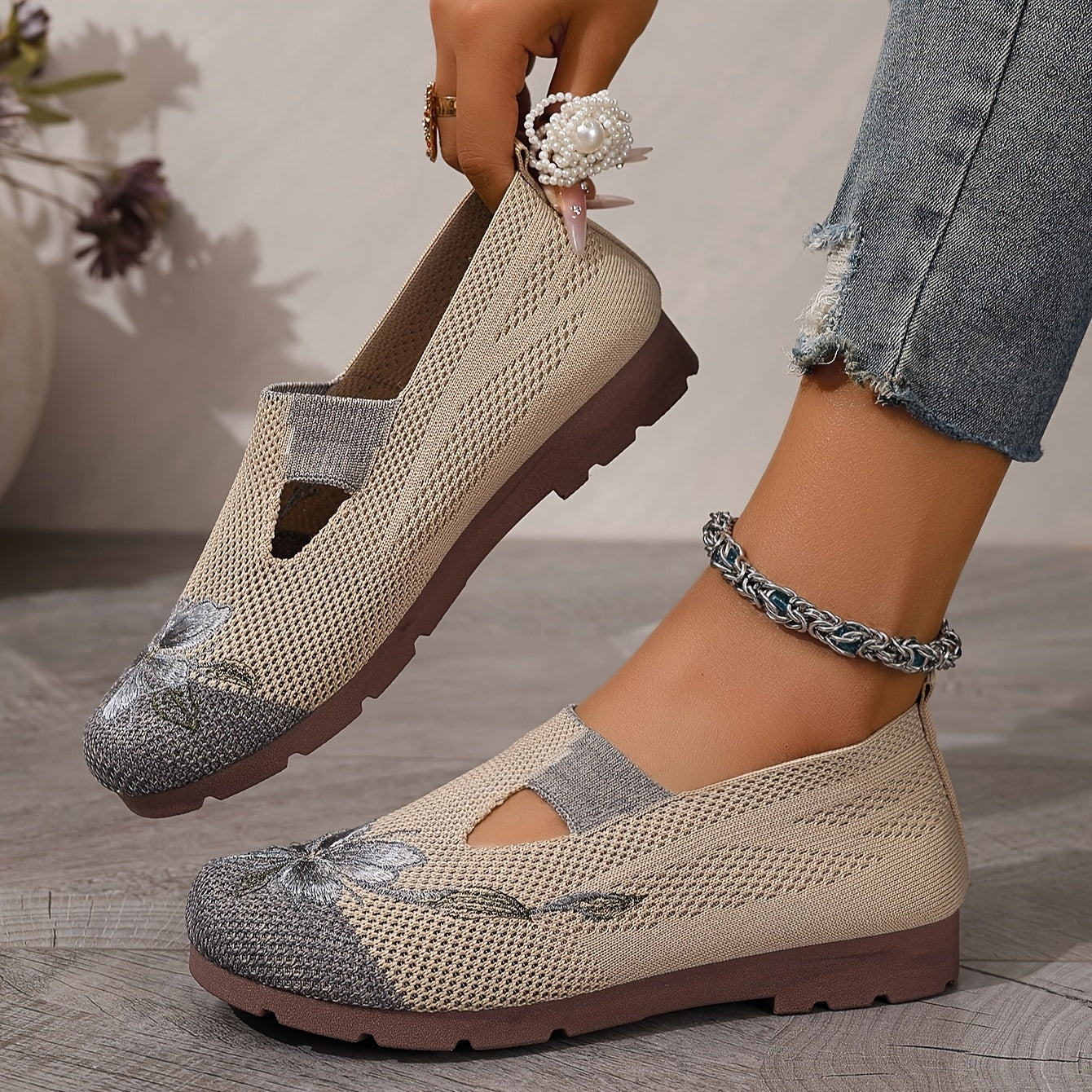 Women’s Floral Slip-On Flats Beige Gray Cushioned Comfort Casual Shoes