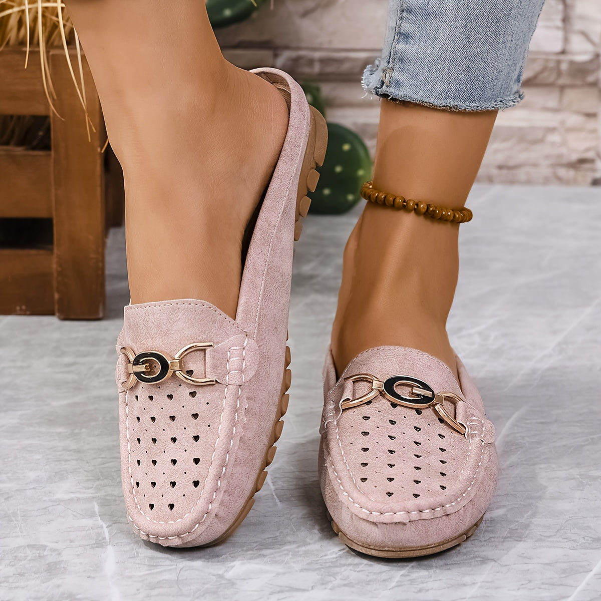 Ayollar uchun charmli ochib yuradigan flatslar, yurak kesimlari va metall zanjirli kamar bilan